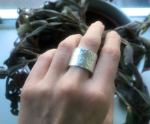 Load image into Gallery viewer, Chunky hammered silver ring