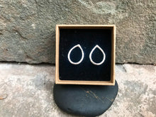 Load image into Gallery viewer, Tear drop silver wire earrings