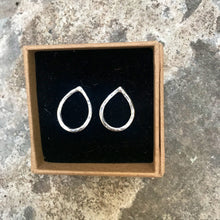 Load image into Gallery viewer, Tear drop silver wire earrings