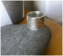 Load image into Gallery viewer, Chunky hammered silver ring
